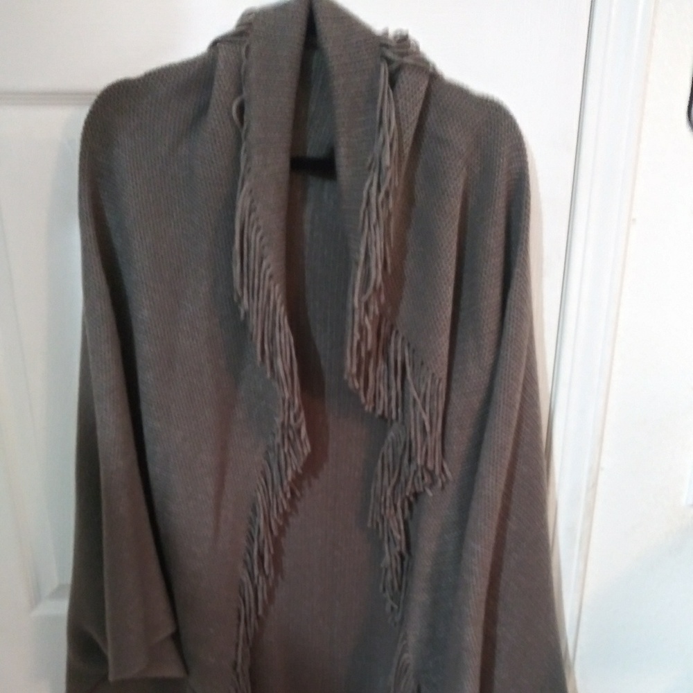 Sweater wrap/cape with fringe